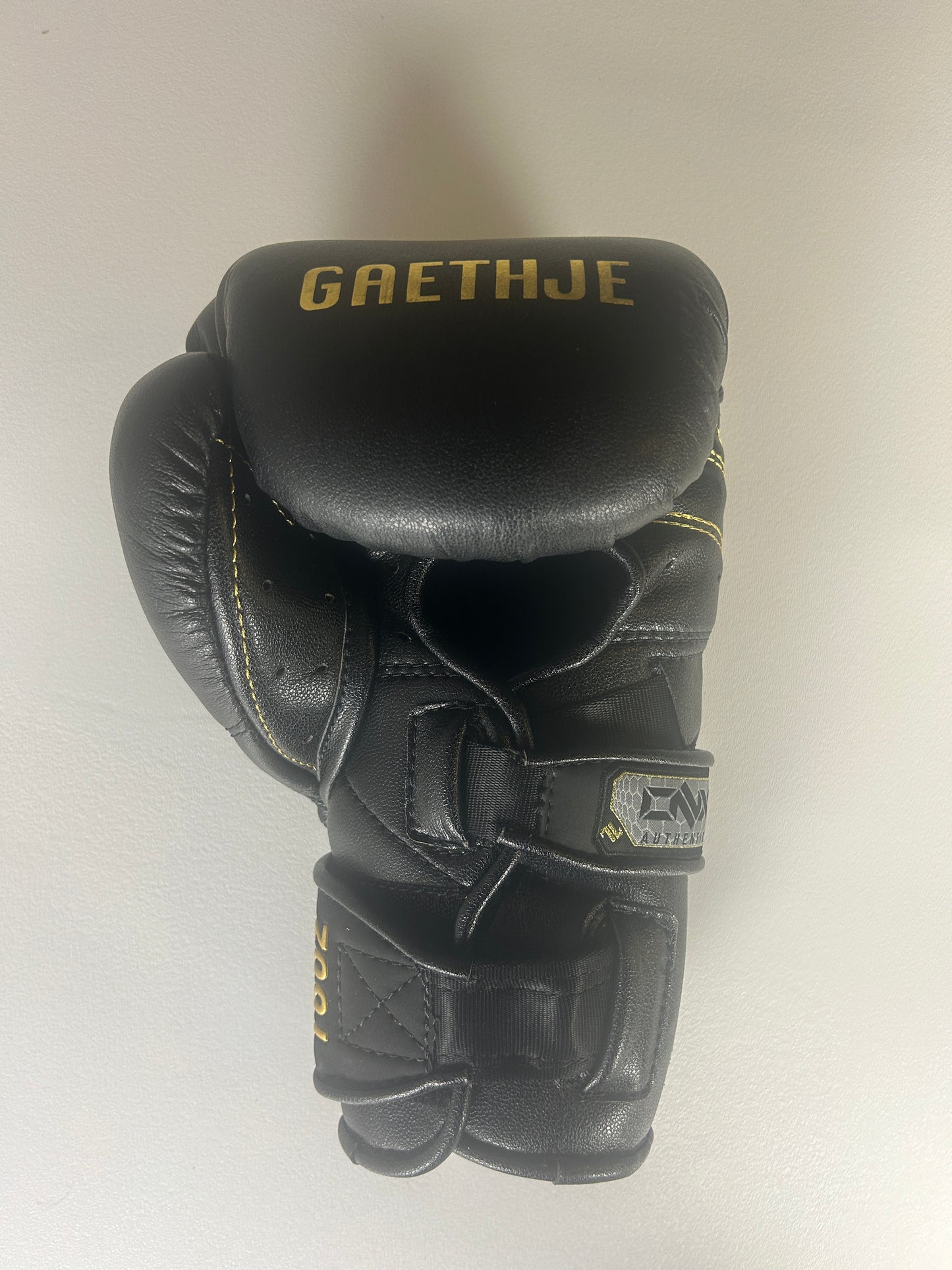 Justin Gaethje ONX Signed Glove (1 glove, not 2)