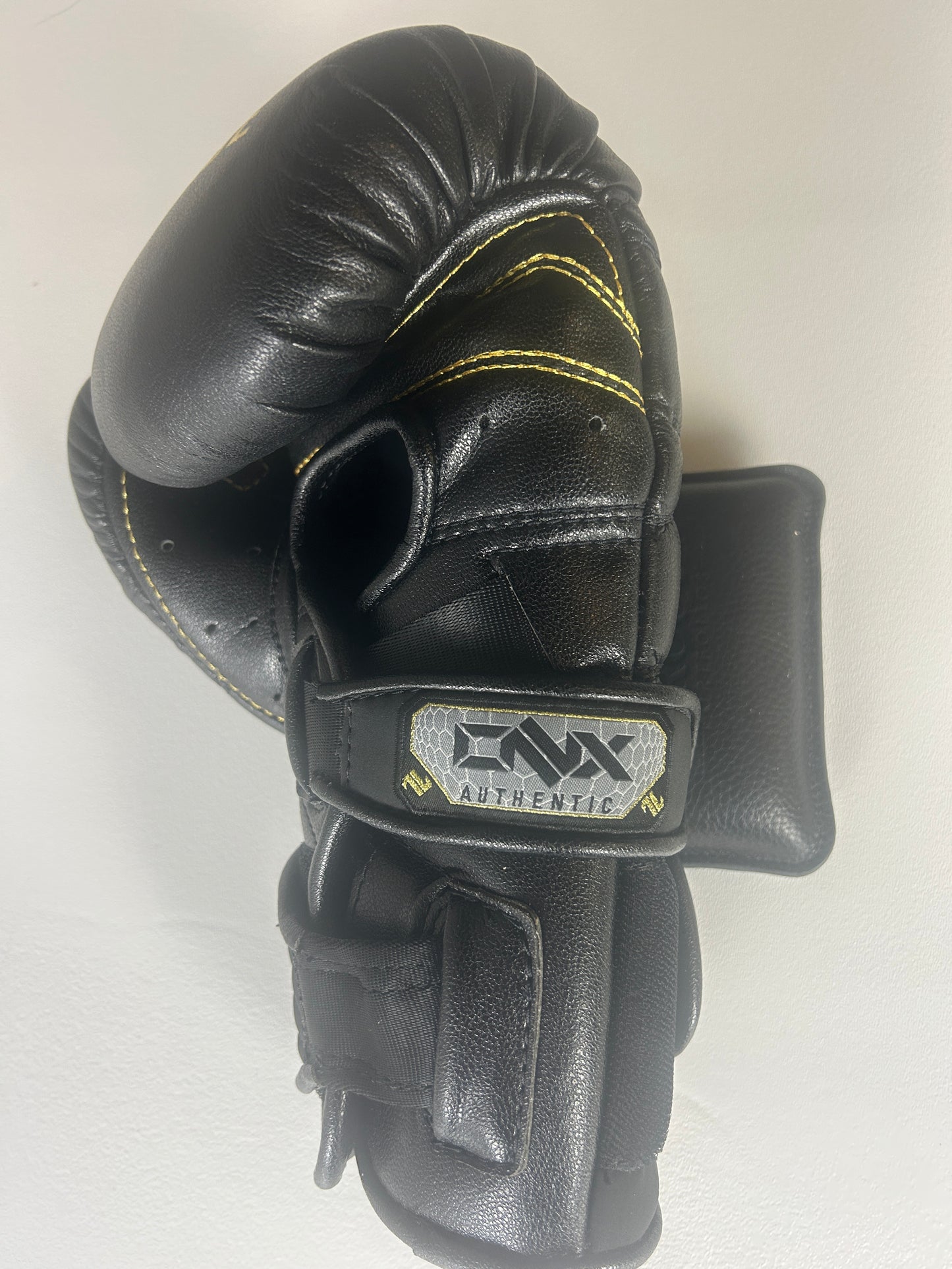 Justin Gaethje ONX Signed Glove (1 glove, not 2)